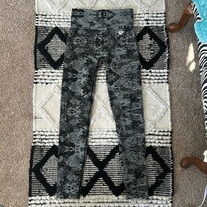 Women's best Black and gray camo-print high-waisted leggings